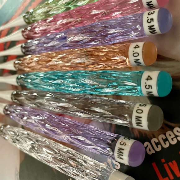 Colorful Crochet Hook Set 2.5mm-6mm (eight hook set) - Picture 2 of 4